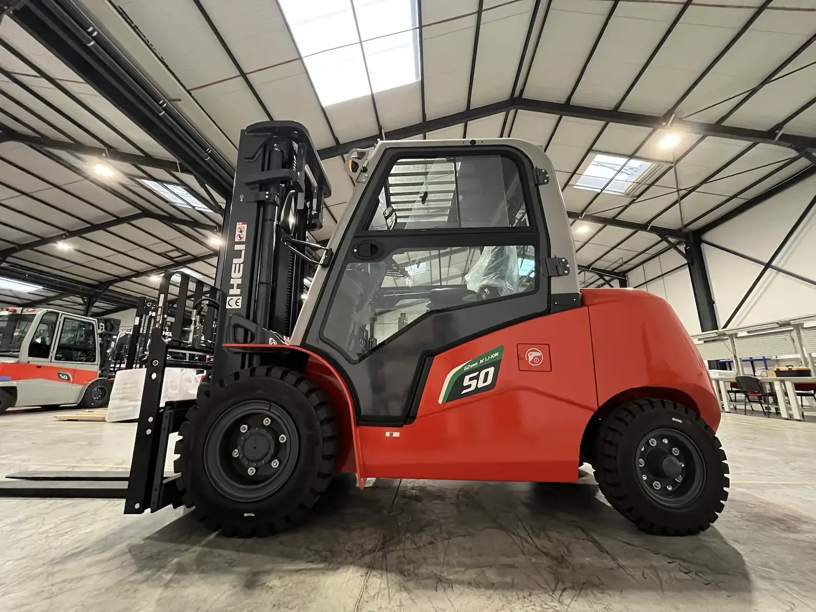 HELI 5-ton lithium electric forklift, side view